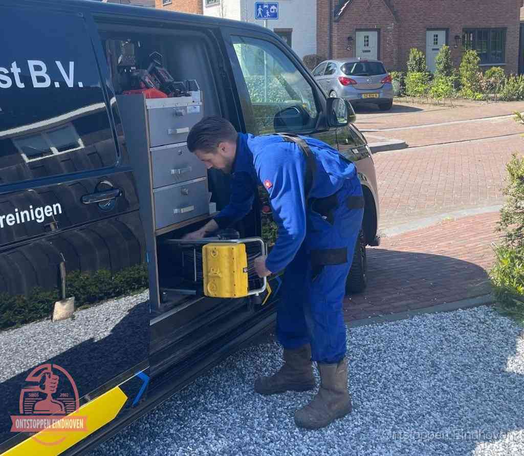 Monteur pakt gereedschap uit de bus, bespaartips voor riool ontstoppen in Eindhoven