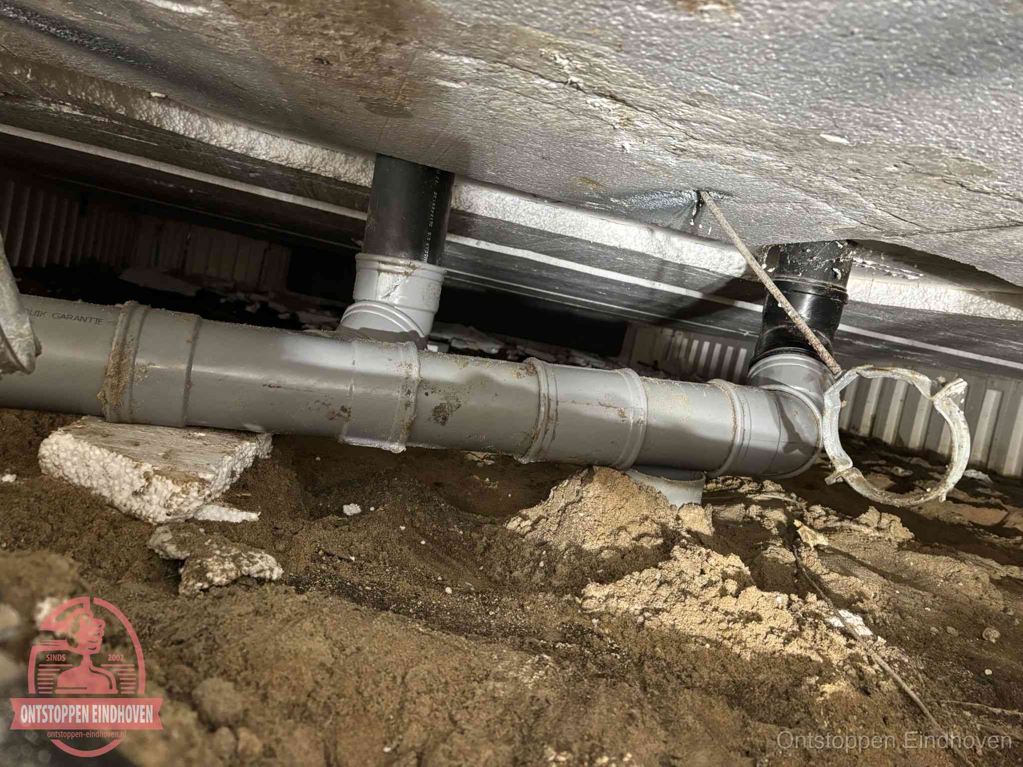 PVC-buizen in de kruipruimte van een gemengd of gescheiden rioolstelsel in Eindhoven