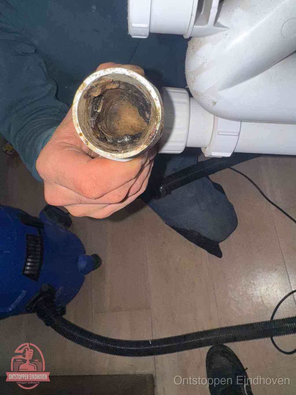 Een losgekoppeld afvoerbuisstuk dat van binnen volledig is dichtgeslibd, het gevolg van een verstopping te lang laten zitten in Eindhoven Een losgekoppeld afvoerbuisstuk dat van binnen volledig is dichtgeslibd, het gevolg van een verstopping te lang laten zitten in Eindhoven