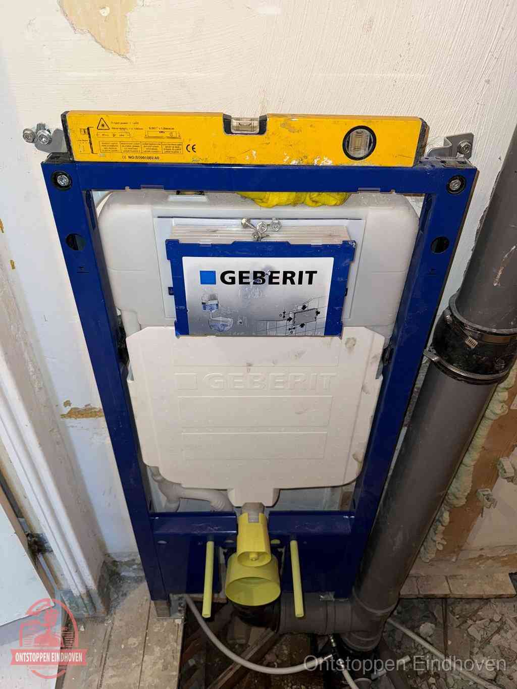 Een Geberit inbouwreservoir met frame voor een hangtoilet tegen de wand, met de afvoerbocht naar de vloer, kenmerkend voor een verstopt hangtoilet in Eindhoven Een Geberit inbouwreservoir met frame voor een hangtoilet tegen de wand, met de afvoerbocht naar de vloer, kenmerkend voor een verstopt hangtoilet in Eindhoven