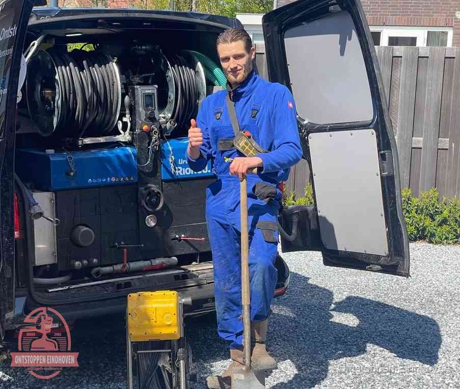 Monteur met duim omhoog bij de rioolreinigingsbus, duidelijke kosten voor riool ontstoppen in Eindhoven