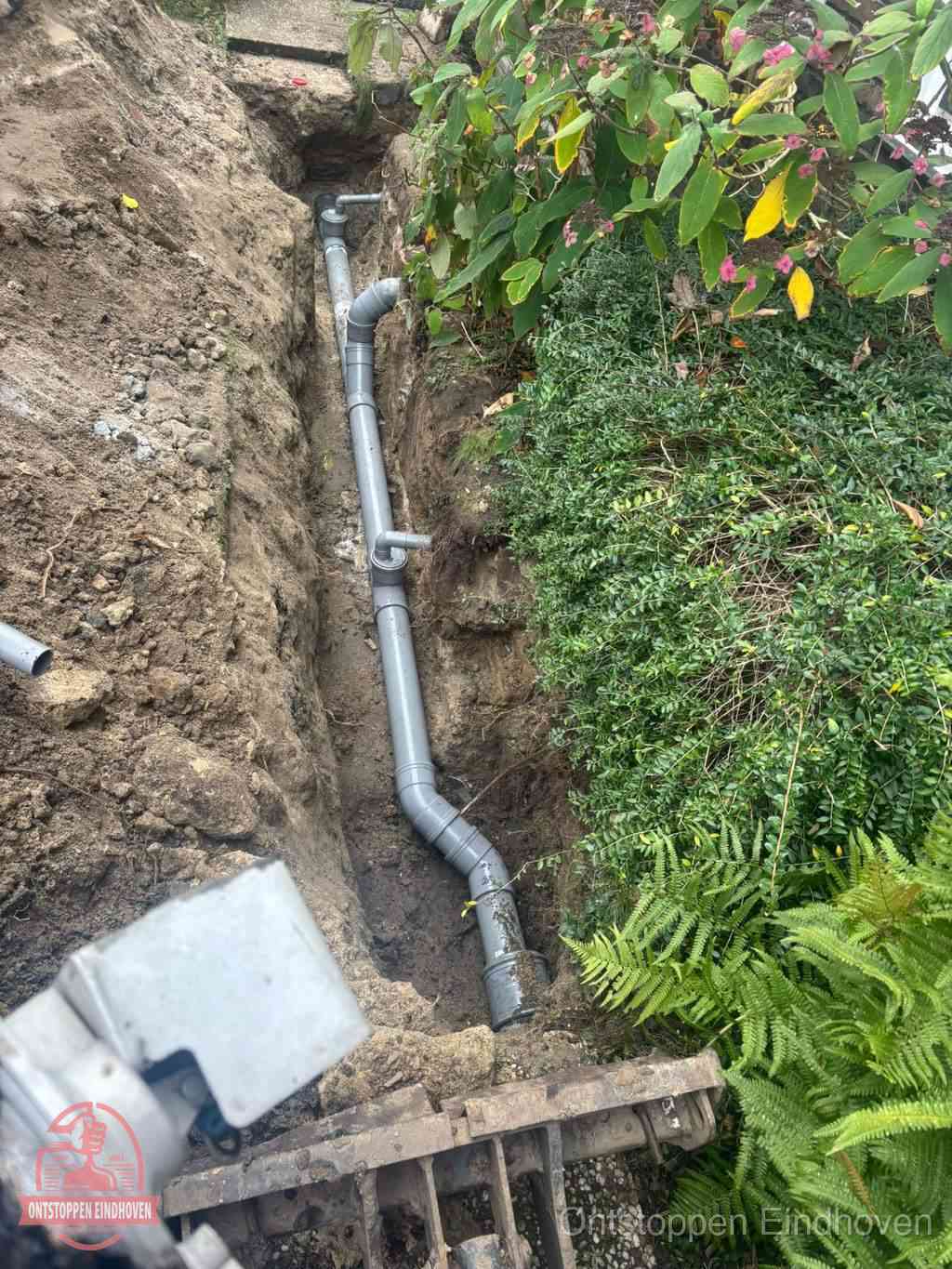 Open sleuf met nieuwe PVC-buizen, riool repareren en vervangen in Eindhoven