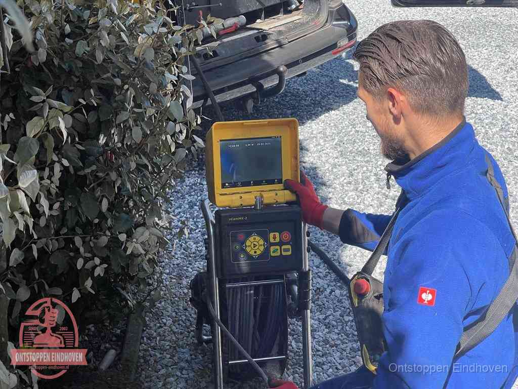 Monteur bedient een rioolinspectiecamera met monitor voor rioolinspectie in Eindhoven