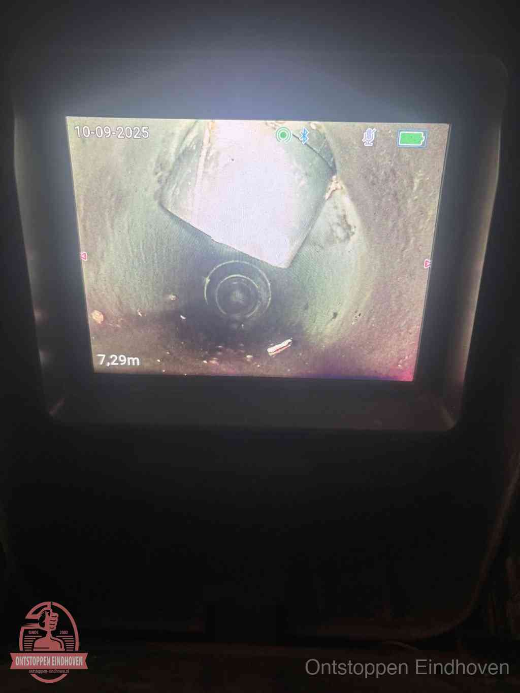 Camerabeeld van een verzakte rioolbuis diep onder de grond, een rioolverzakking in Eindhoven