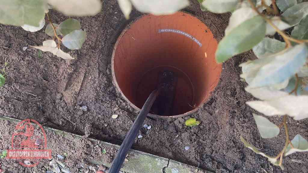 Open inspectieput in de tuin waar een veer rioolvliegjes en stankoverlast aanpakt in Eindhoven