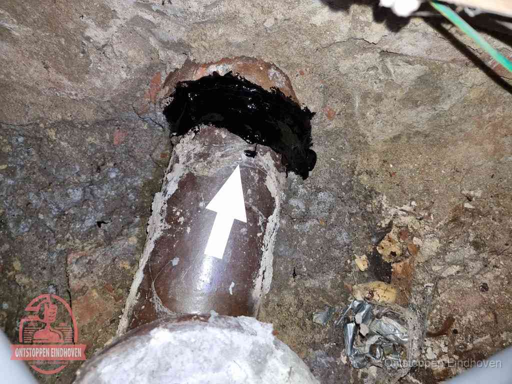 Een oude gres rioolbuis met een beschadigde koppeling onder de vloer, oorzaak van terugkerende structurele wc-problemen in Eindhoven Een oude gres rioolbuis met een beschadigde koppeling onder de vloer, oorzaak van terugkerende structurele wc-problemen in Eindhoven