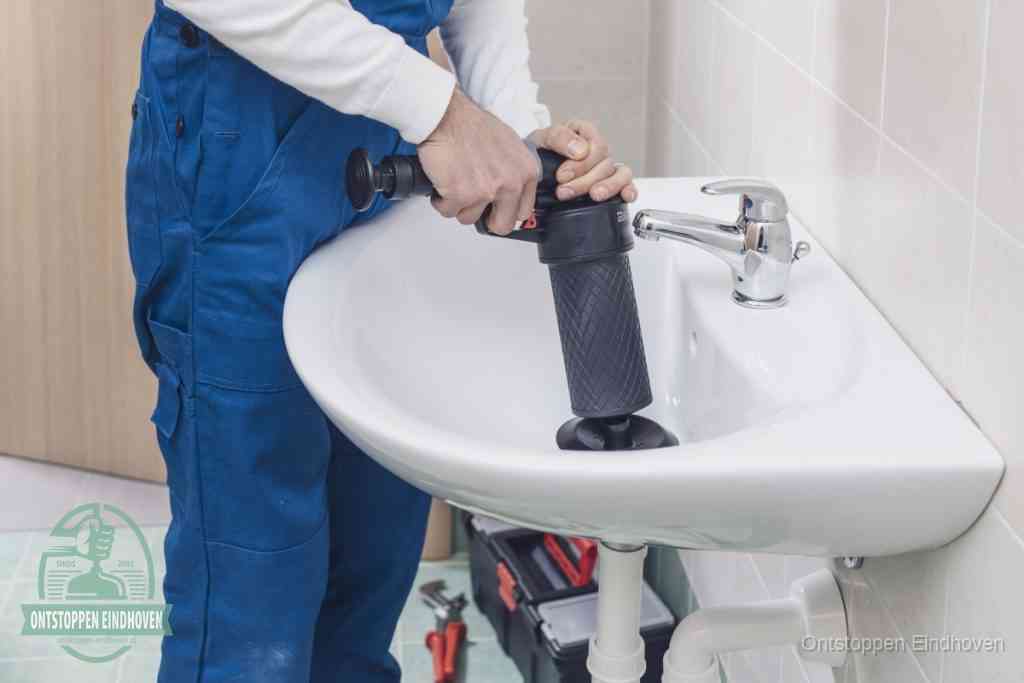 Een te ruwe doe-het-zelf poging met een hand-pomp op de afvoer van een badkamer-wastafel, een van de veelgemaakte fouten bij afvoer ontstoppen in Eindhoven