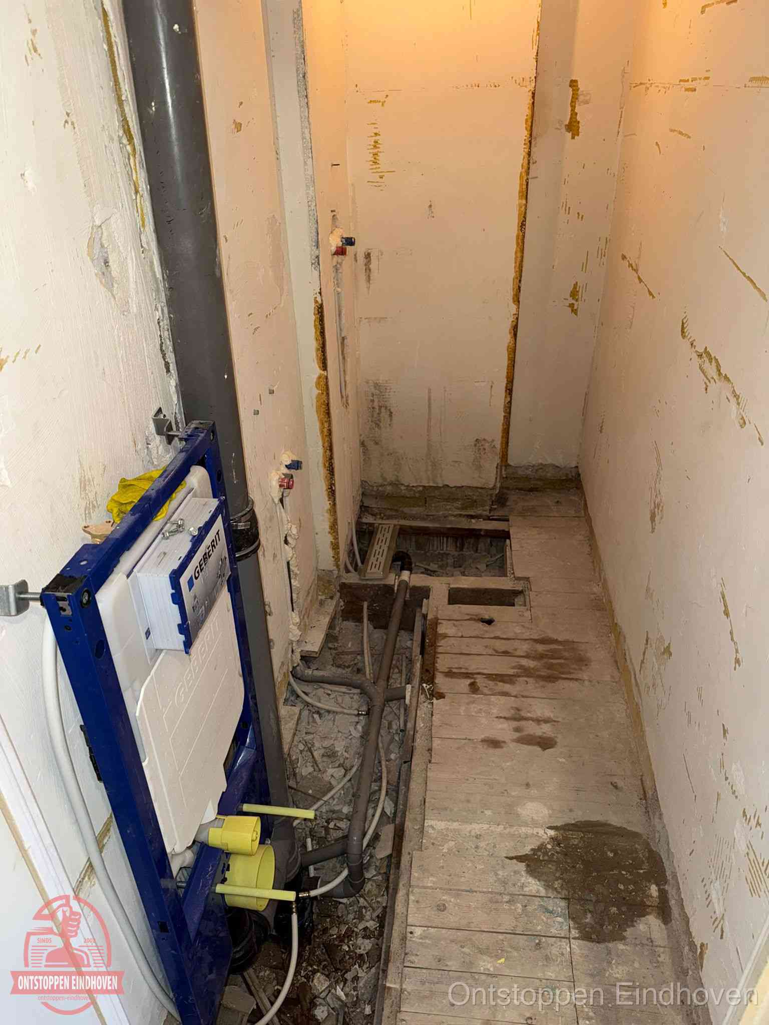 Een opgebroken toiletruimte tijdens renovatie met een Geberit inbouwreservoir en blootliggende oude afvoerleidingen, typisch voor oudere woningen in Eindhoven Een opgebroken toiletruimte tijdens renovatie met een Geberit inbouwreservoir en blootliggende oude afvoerleidingen, typisch voor oudere woningen in Eindhoven